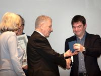 Mons. Tardelli premia Federicco Faloppa, vicepresidente della Fondazione Alexander Langer (foto: Domenico Alessi)