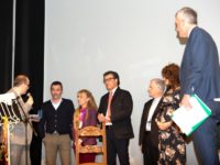 Paolo Sani (Club Unesco Vinci) e Mara Fadanelli (associazione Orizzonti) premiano Federica Megalizzi (foto: Domenico Alessi)