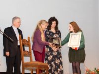 Mara Fadanelli premia per l’associazione Orizzonti Federica Megalizzi e Alice Plata (foto: Domenico Alessi)