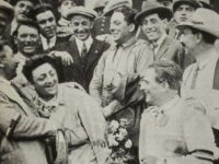 Il Conte Masetti (al centro della foto, con  i fiori in mano) vittorioso nella Targa Florio 1922 scherza con un giovanissimo Enzo Ferrari.